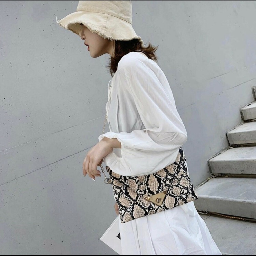 Snakeskin Animal Print Envelope Clutch Bag - Picture 4 of 8